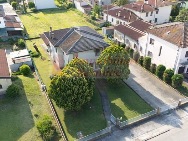 casa indipendente in vendita a Sermide e Felonica in zona Sermide