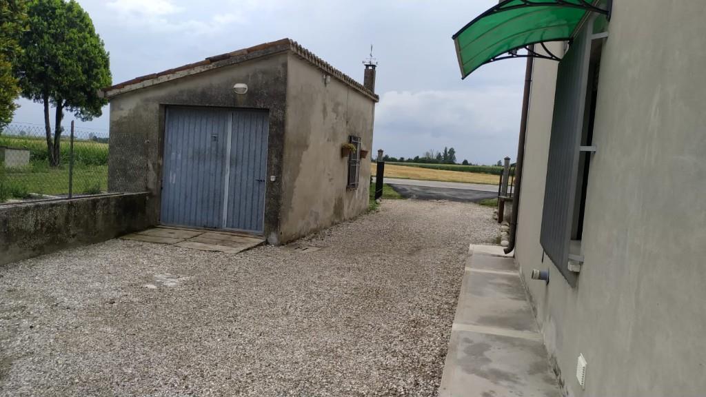 casa indipendente in vendita a Sermide e Felonica in zona Felonica