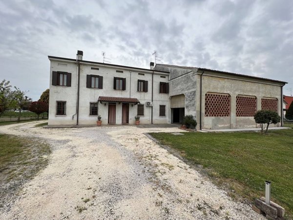 casa indipendente in vendita a Serravalle a Po in zona Libiola