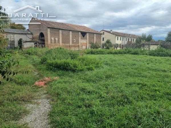 terreno edificabile in vendita a Serravalle a Po in zona Cardinala