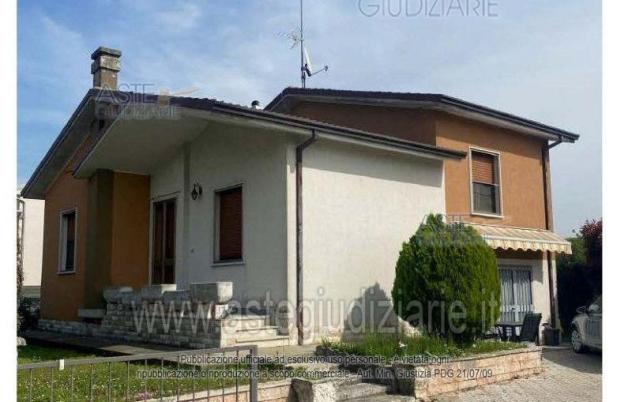 casa indipendente in vendita a Serravalle a Po