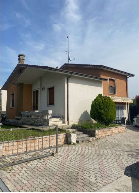 casa indipendente in vendita a Serravalle a Po