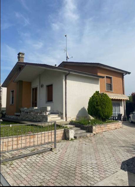 casa indipendente in vendita a Serravalle a Po