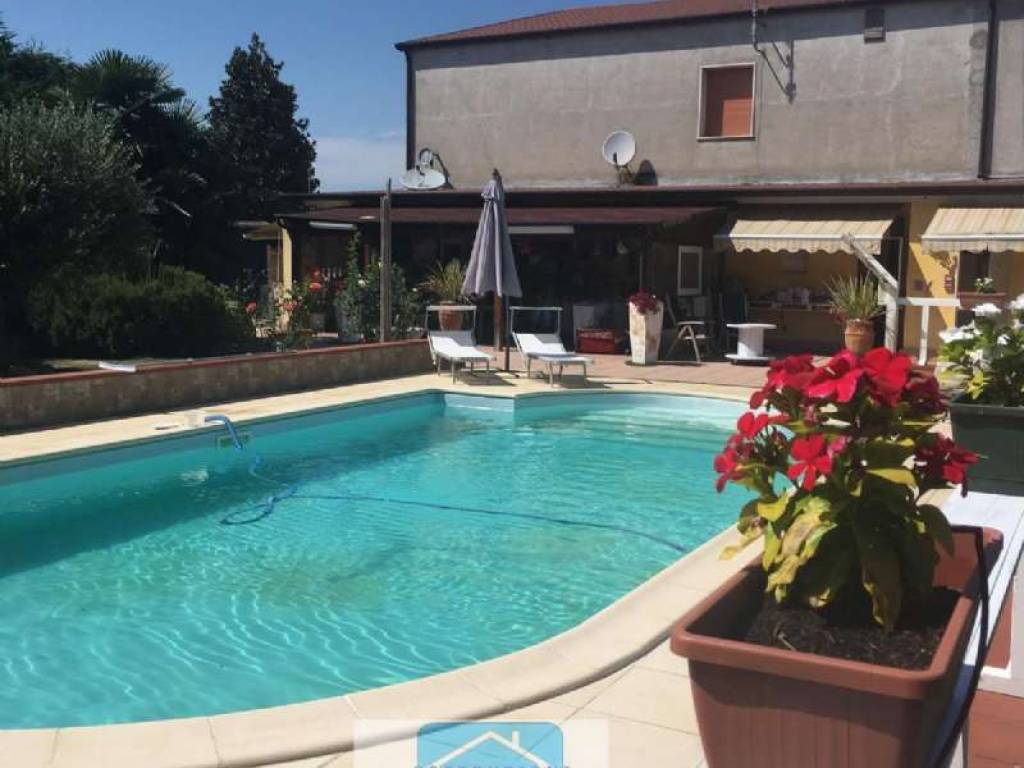 casa indipendente in vendita a Serravalle a Po