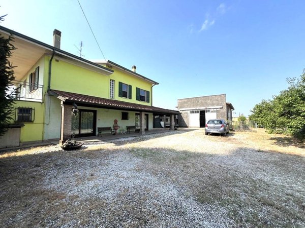 casa indipendente in vendita a Serravalle a Po