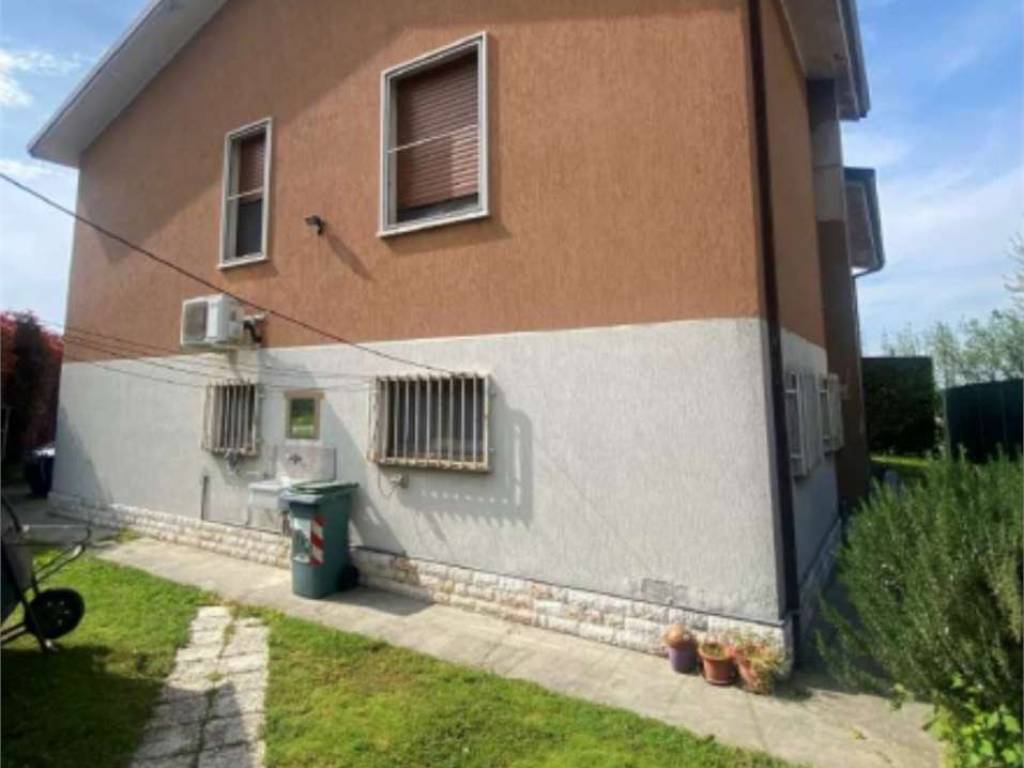 casa indipendente in vendita a Serravalle a Po