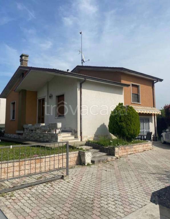 casa indipendente in vendita a Serravalle a Po