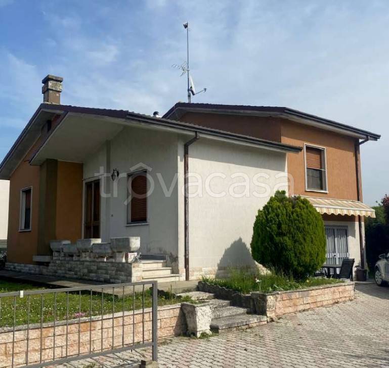 casa indipendente in vendita a Serravalle a Po