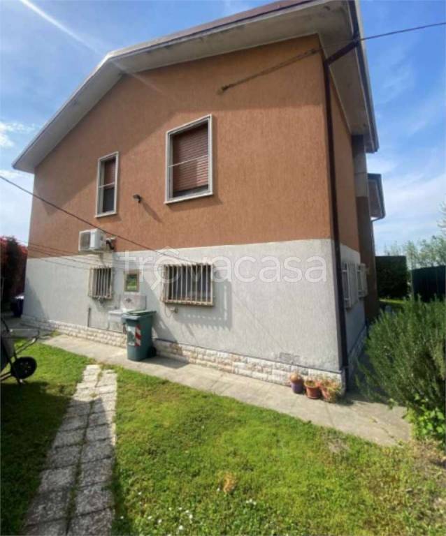 casa indipendente in vendita a Serravalle a Po