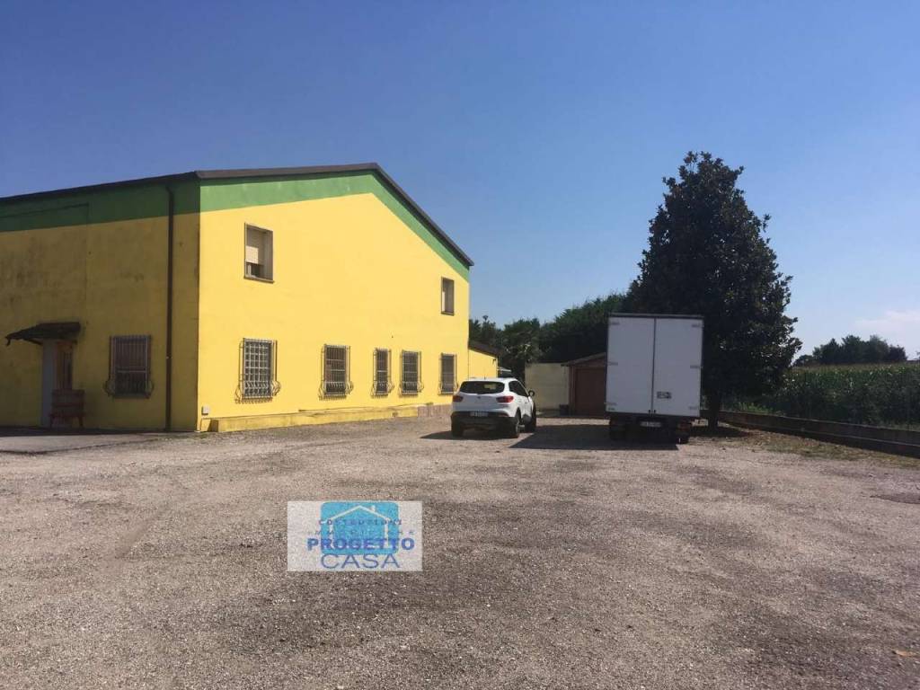 capannone in vendita a Serravalle a Po