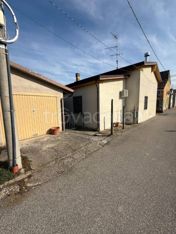 casa indipendente in vendita a Serravalle a Po in zona Libiola
