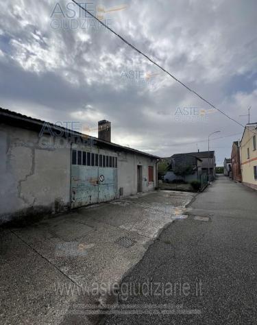 locale commerciale in vendita a Serravalle a Po in zona Libiola