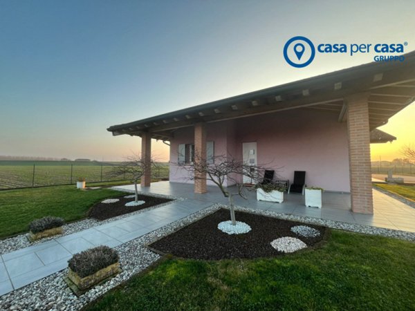 casa indipendente in vendita a Serravalle a Po