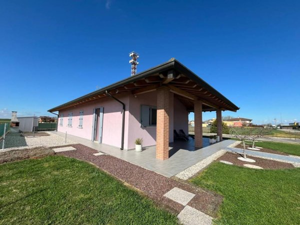 casa indipendente in vendita a Serravalle a Po