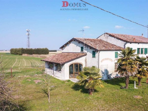 casa indipendente in vendita a Sustinente