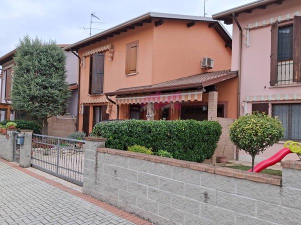 casa indipendente in vendita a Sustinente