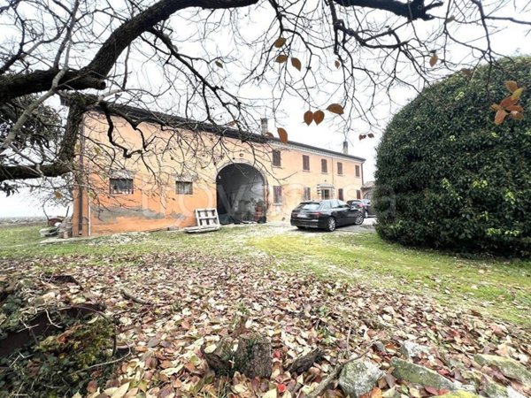 casa indipendente in vendita a Sustinente