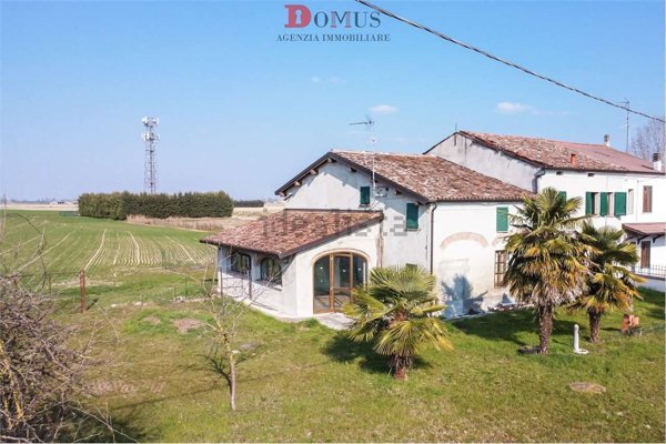 casa indipendente in vendita a Sustinente