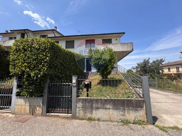 casa indipendente in vendita a Sustinente