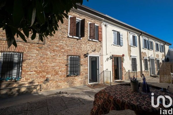 casa indipendente in vendita a Sustinente