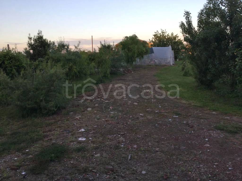 terreno edificabile in vendita a Sustinente