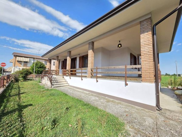 casa indipendente in vendita a Sustinente