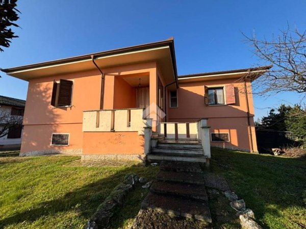 casa indipendente in vendita a Sustinente