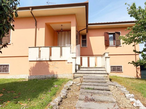 casa indipendente in vendita a Sustinente