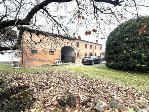 casa indipendente in vendita a Sustinente in zona Bastia