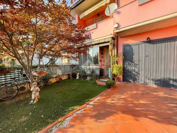 casa indipendente in vendita a Sustinente