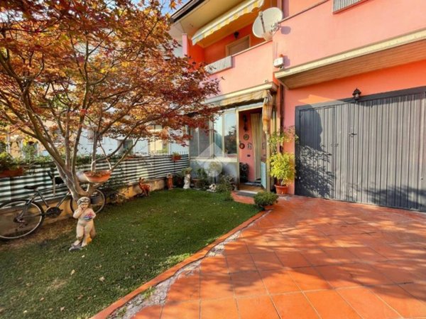 casa indipendente in vendita a Sustinente