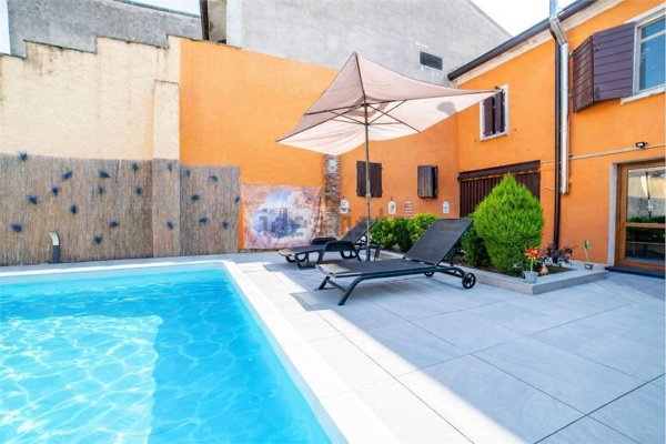casa indipendente in vendita a Sustinente
