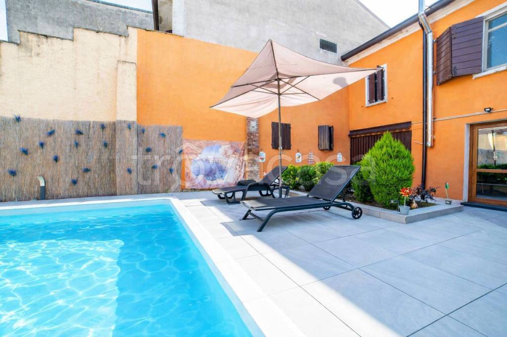 casa indipendente in vendita a Sustinente