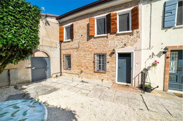 casa indipendente in vendita a Sustinente