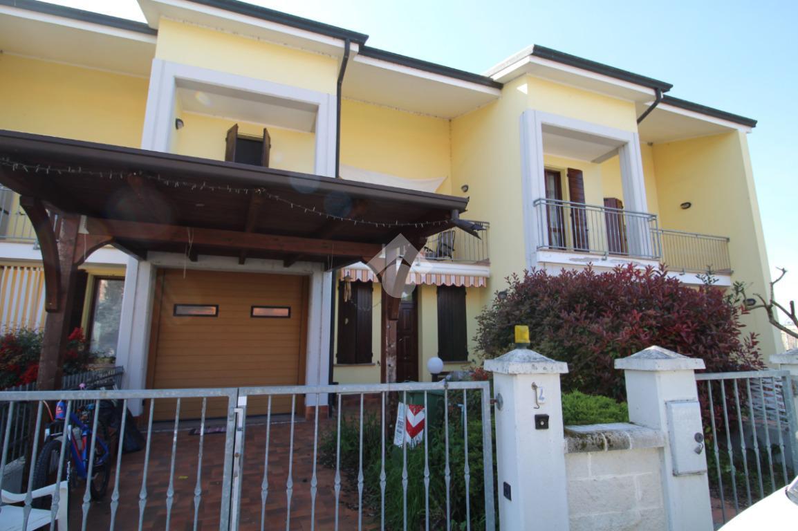 casa indipendente in vendita a Suzzara in zona Riva