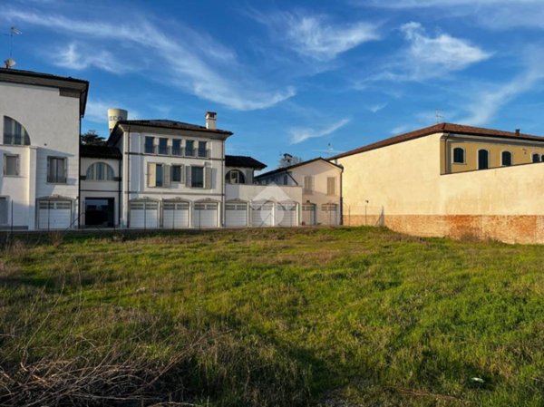 terreno edificabile in vendita a Suzzara