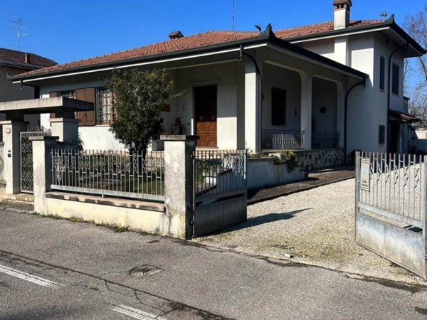 casa indipendente in vendita a Suzzara