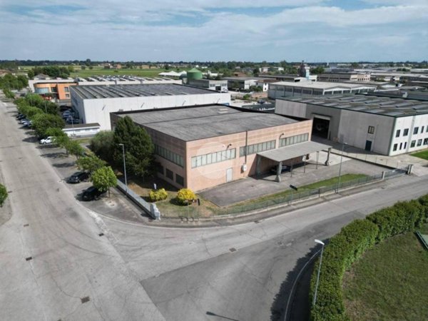 locale commerciale in vendita a Suzzara