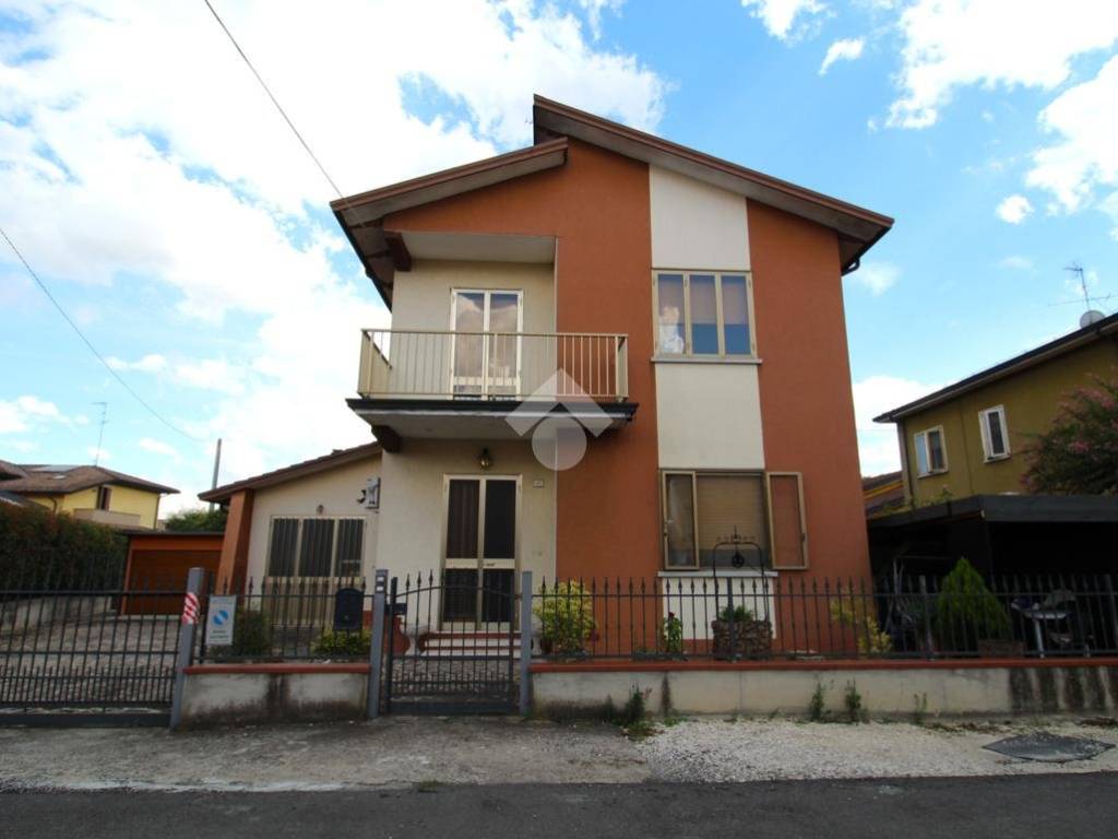 casa indipendente in vendita a Suzzara