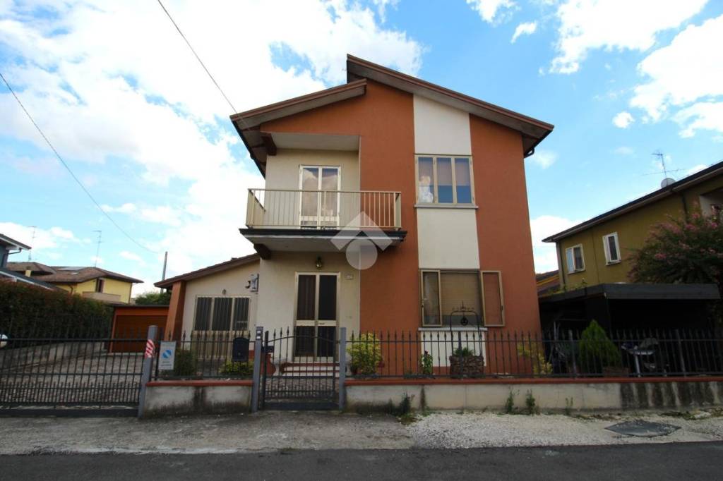 casa indipendente in vendita a Suzzara