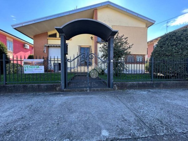 casa indipendente in vendita a Suzzara in zona Brusatasso
