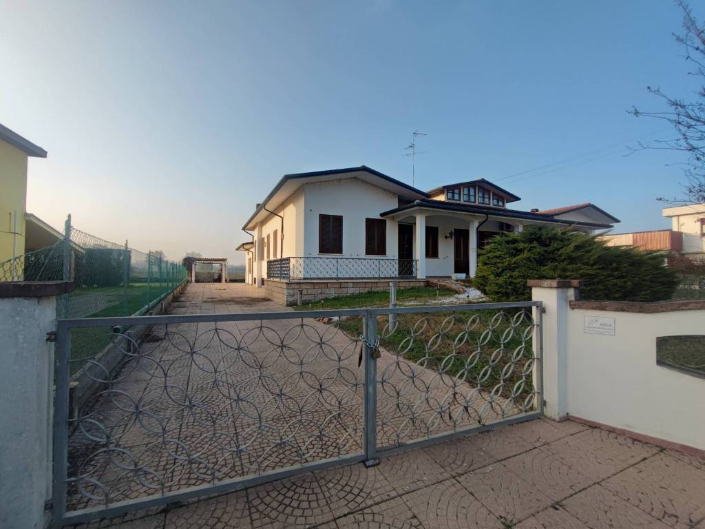 casa indipendente in vendita a Suzzara in zona Riva