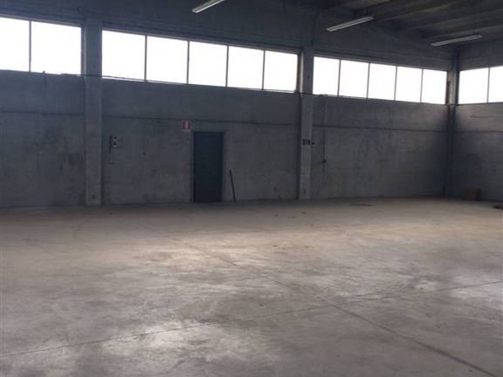 locale commerciale in vendita a Suzzara