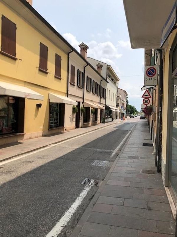 locale commerciale in vendita a Suzzara