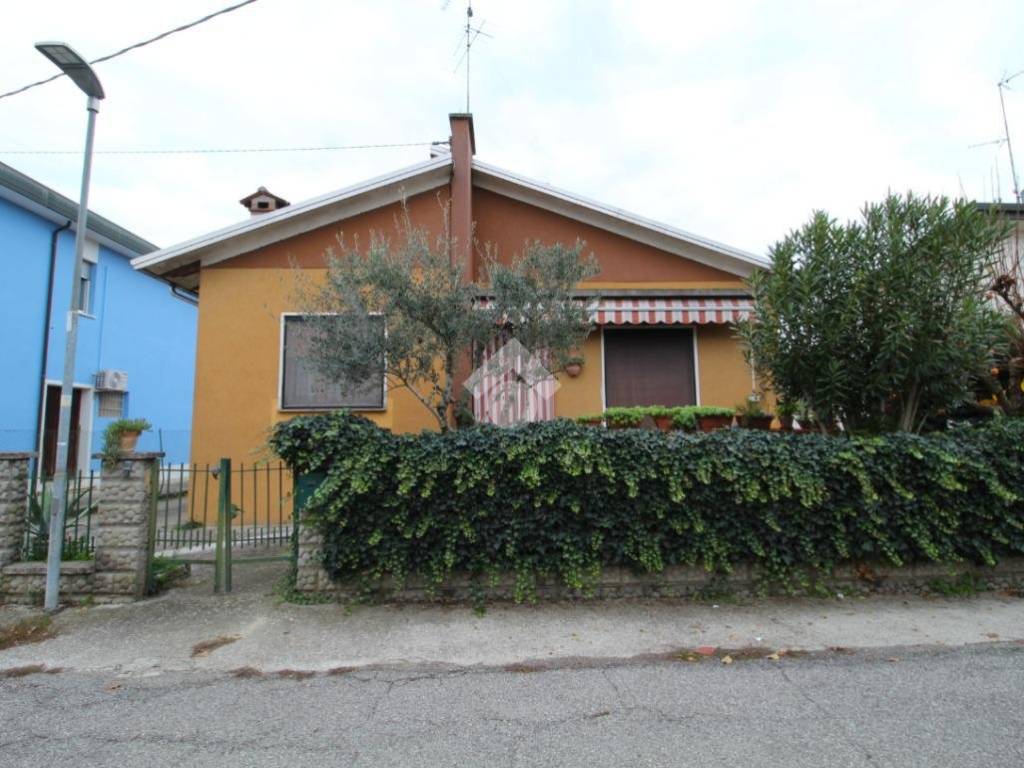 casa indipendente in vendita a Suzzara