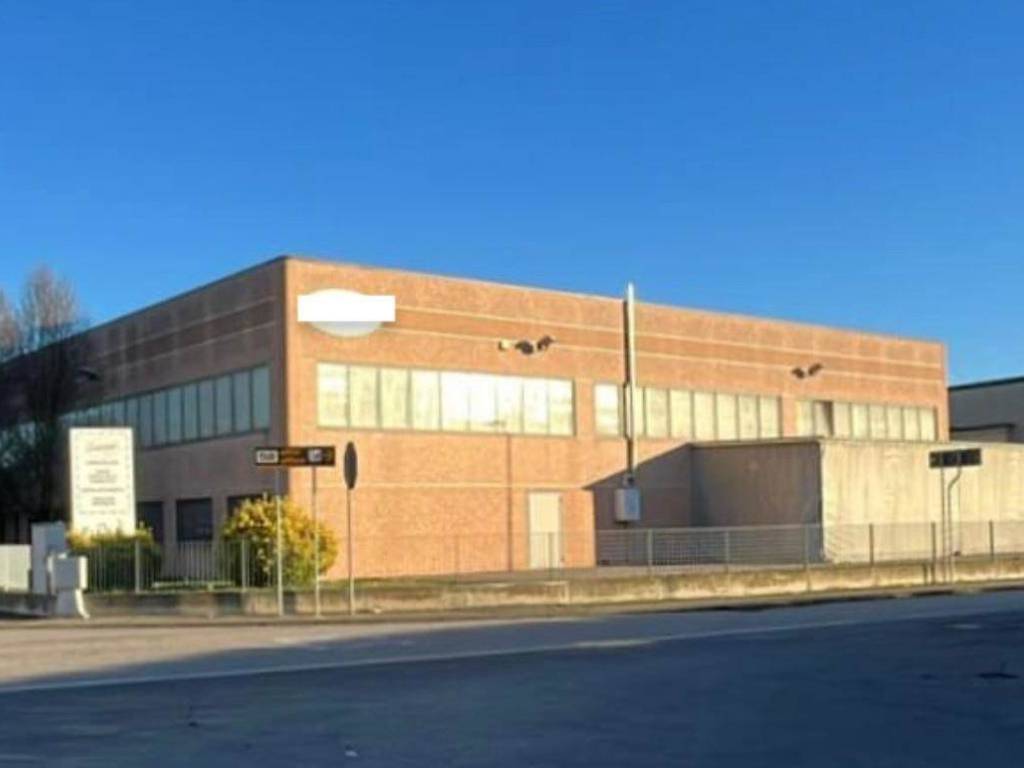 locale commerciale in vendita a Suzzara