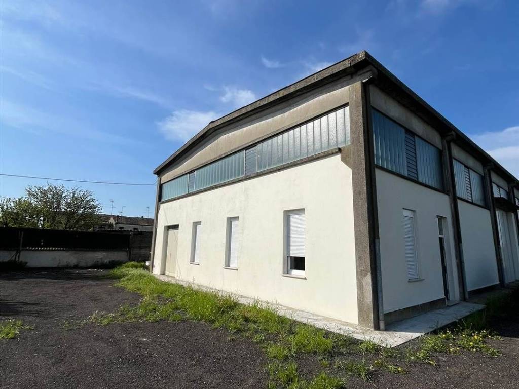 locale commerciale in vendita a Suzzara