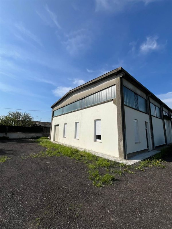 locale commerciale in vendita a Suzzara