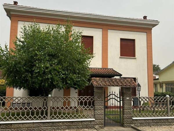 casa indipendente in vendita a Suzzara