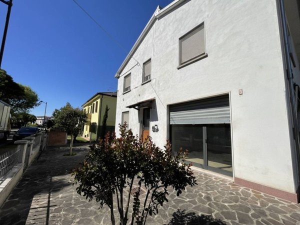 locale commerciale in vendita a Suzzara